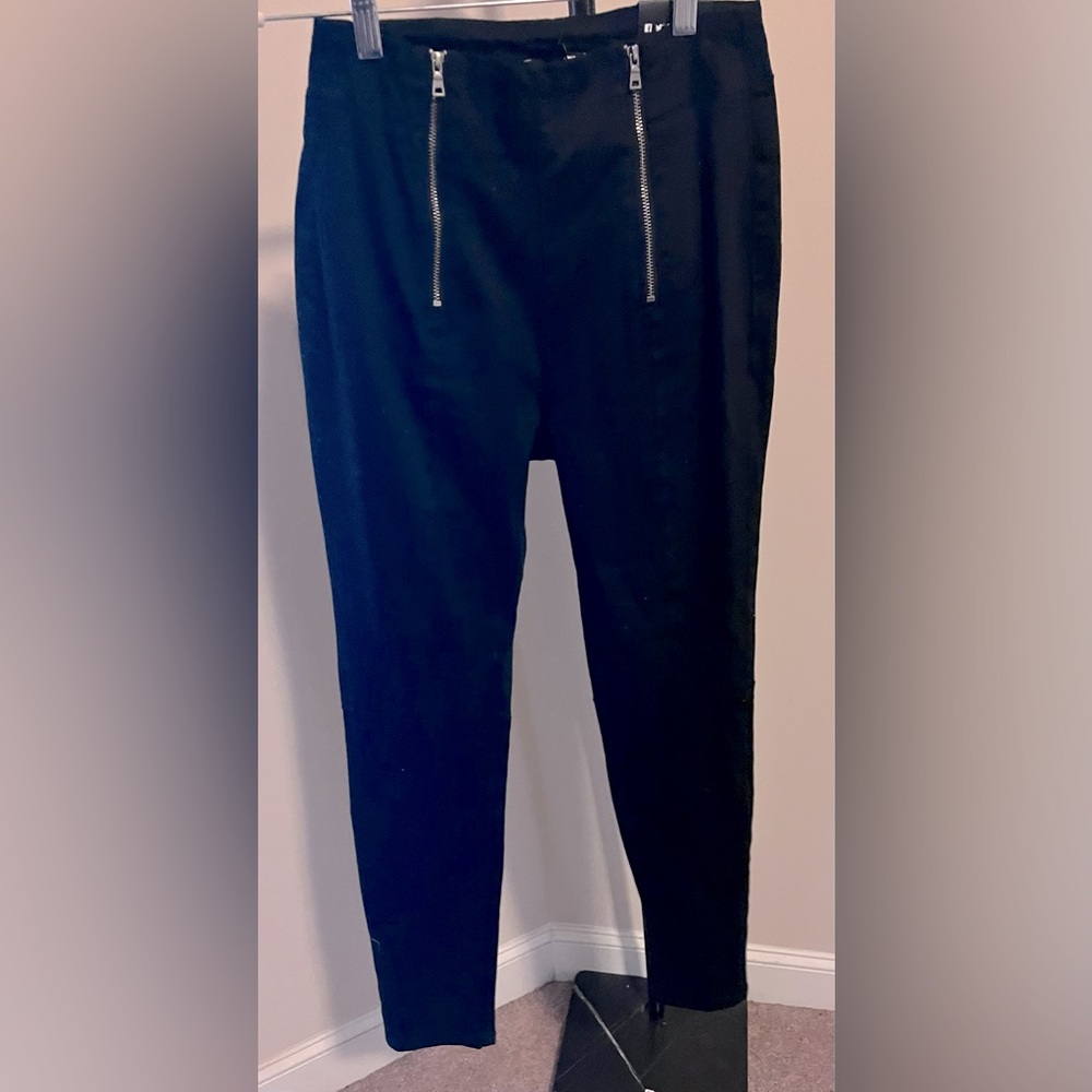 Fashion Nova. Black Skinny Jeans with Zipper Detail. Size 5